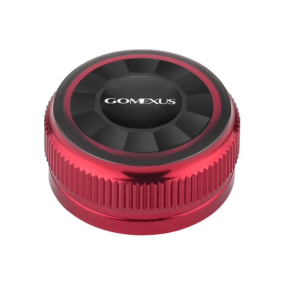 Die Gomexus Aluminum Spool Tension Knob Cap für 20, 22, 23 Metanium Shimano Baitcaster Rollen hat ein rundes rot-schwarzes Metalldesign mit einem facettierten schwarzen Zentrum, einer strukturierten Kante und dem Aufdruck "GOMEXUS" auf der Oberseite.