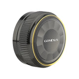 Auf weißem Hintergrund ist eine schwarze, runde Gomexus Aluminium-Spulenspannungsknopfkappe für 20/22/23 Metanium aus einer Aluminiumlegierung mit strukturiertem Griff und dünnem gelben Akzentring abgebildet.