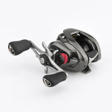 Die Gomexus Aluminum Spool Tension Knob Cap ist auf einer Shimano Baitcaster-Rolle mit einem schwarz-silbernen Gehäuse, zwei schwarzen ergonomischen Griffen und dem HG Shimano-Branding vor einem schlichten weißen Hintergrund installiert.