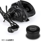 Eine schwarze Daiwa Tatula-Rolle mit COMEXUS-Logo und einer Übersetzung von 8,1 ist neben einer schwarzen, runden Gomexus-Aluminium-Spulenspannknopfkappe mit der Aufschrift MACHINED COMEXUS abgebildet. In der unteren linken Ecke befindet sich japanischer Text.