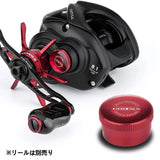 Eine Daiwa Tatula Baitcasting-Rolle in Schwarz und Rot ist neben einer Gomexus Aluminium-Spulenspannungsknopfkappe abgebildet. In der unteren linken Ecke steht mit japanischem Text „Gomexus Aluminium-Spulenspannungsknopfkappe | Daiwa | Tatula | Salamandura“.