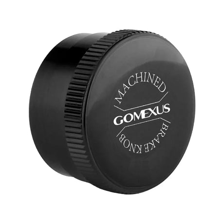 Die Gomexus Aluminium-Spulenspannungsknopfkappe ist ein schwarzer Metallknopf für Daiwa Tatula-Rollen und verfügt über eine geriffelte Kante und den weißen Aufdruck „MACHINED BRAIN KNOB“ sowie „GOMEXUS“ auf der Oberseite.