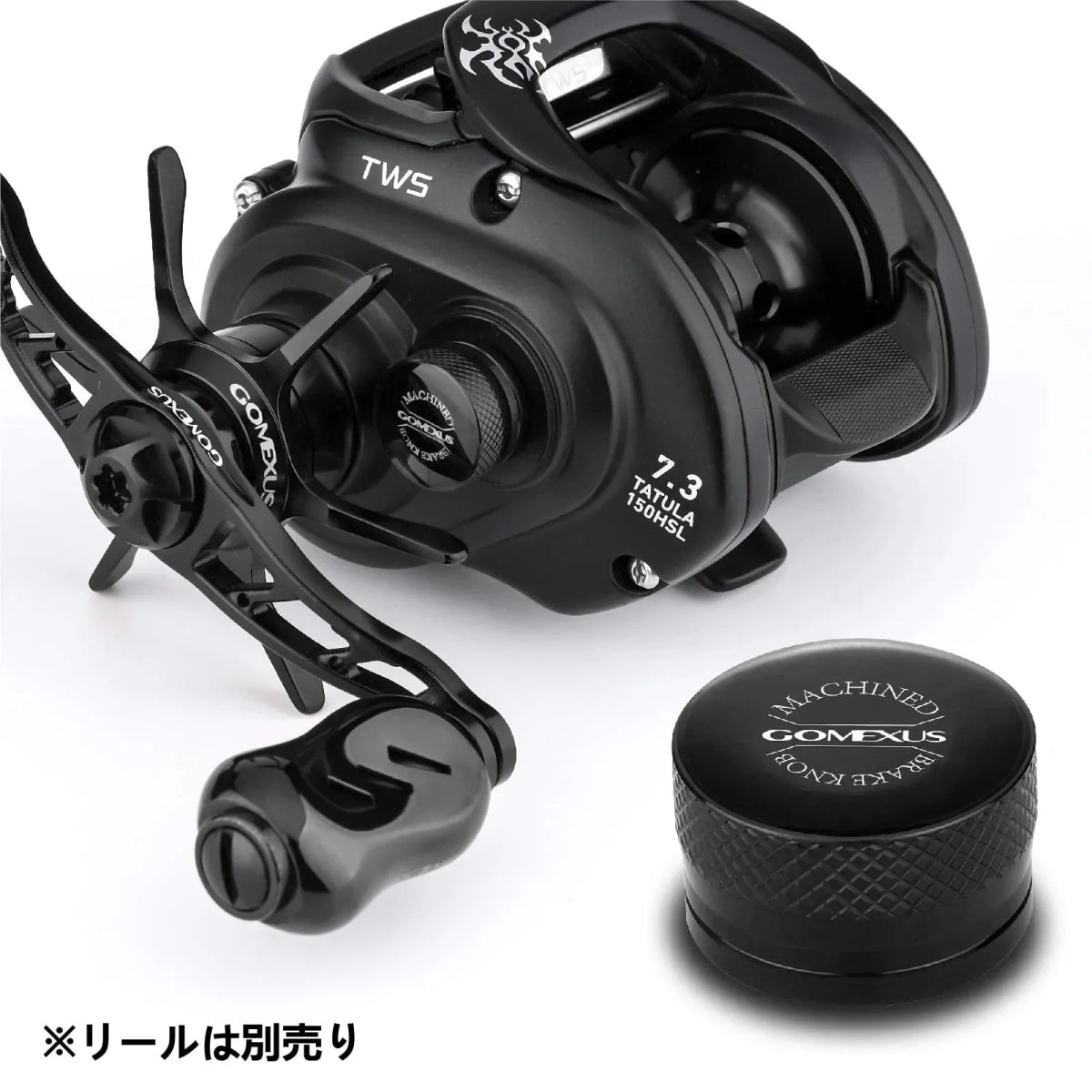 Eine Gomexus Aluminum Spool Tension Knob Cap für Daiwa Tatula Rollen ist neben einer schwarzen Daiwa Tatula Baitcaster abgebildet. Die Rolle wird separat verkauft, wie im japanischen Text am unteren Rand vermerkt.