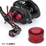 Eine Nahaufnahme eines schwarz-roten Gomexus Rollengriffs neben einer Gomexus Aluminium Spool Tension Knob Cap für Daiwa Tatula. Japanischer Text unten besagt, dass die Rolle separat verkauft wird.