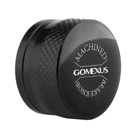 Die Gomexus Aluminum Spool Tension Knob Cap für Daiwa Tatula Rollen ist ein schwarzer Metallknopf mit strukturiertem Griff und "MACHINED BRAKE KNOB" plus "GOMEXUS" in weiß - perfekt, um Ihre Rolle aufzuwerten. Marke: Gomexus. Farbe: Schwarz.