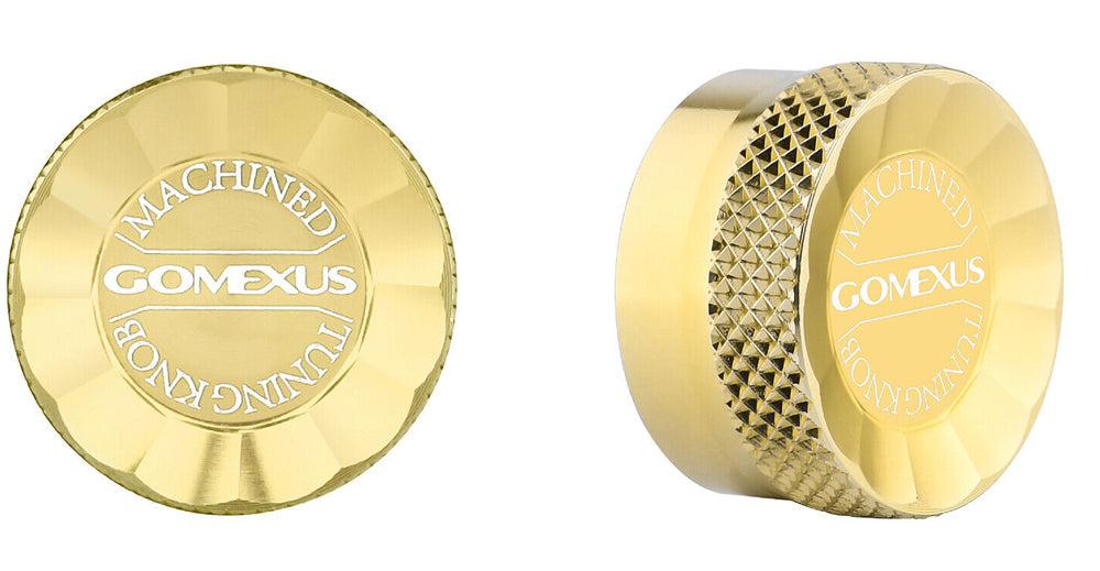 Zwei Ansichten der goldenen Gomexus-Aluminium-Spulenspannungsknopfkappe für Baitcaster-Rollen; eine zeigt die gravierte Vorderseite, während die andere die geriffelte Aluminiumseite hervorhebt.