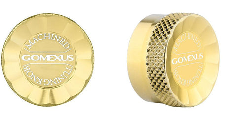 Zwei Ansichten der goldenen Gomexus-Aluminium-Spulenspannungsknopfkappe für Baitcaster-Rollen; eine zeigt die gravierte Vorderseite, während die andere die geriffelte Aluminiumseite hervorhebt.
