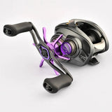 Eine Gomexus Aluminium-Spulenspannungsknopfkappe in Schwarz und Silber mit einer violetten Spule und einem violetten Griff sowie markanten Spulenbremsenkappen ist auf einem schlichten weißen Hintergrund fotografiert.