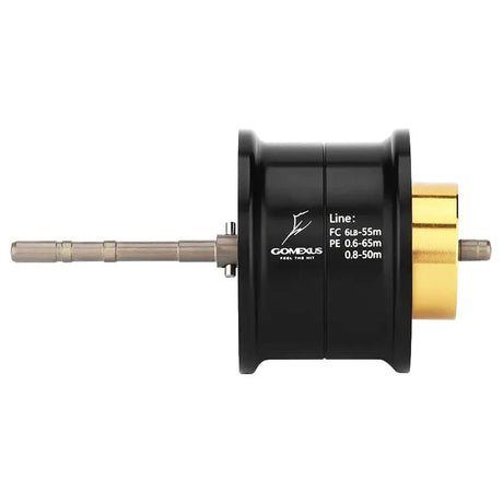 Eine schwarz-goldene Gomexus-Aluminiumspule für Daiwa Tatula TW 80 mit sichtbarem Metallschaft, Spezifikationen für verschiedene Angelschnüre und dem Markennamen GOMEXUS in weißer Schrift auf einer hochwertigen Aluminiumspule.