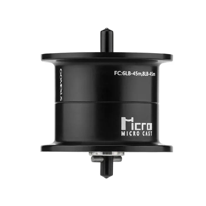 Die Gomexus Aluminiumspule, entwickelt für Shimano 22 Aldebaran BFS, ist eine schwarze, zylindrische Angelrollenspule mit der Aufschrift „Micro Micro Cast“ und FC: 6LB–45m, 8LB–45m. Sie ist ideal für Bait Finesse-Setups und auf weißem Hintergrund abgebildet.