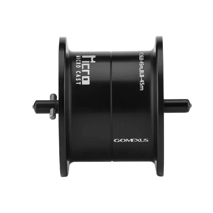 Eine schwarze Gomexus-Aluminiumspule für Shimano 22 Aldebaran BFS wird vor einem weißen Hintergrund angezeigt, mit dem Markennamen Gomexus und Details zum Bait Finesse System in weißer Schrift an der Seite.