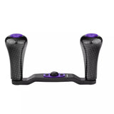 Ein Gomexus Carbon 98 mm Griff mit 30 mm Carbon Knöpfen, schwarz und lila mit doppelten Carbon Knöpfen, wird auf einer flachen Basis mit einer zentralen Schraube und einem Knopf vor einem schlichten weißen Hintergrund gezeigt.