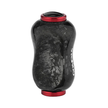 Der Gomexus Carbon Forged F22 Knopf von Gomexus ist ein sanduhrförmiger, marmorierter schwarzer Knopf mit metallisch roten Kappen und einem vertikal in weiß aufgedruckten "COMAXIS" für einen eleganten Look und komfortablen Griff. Farbe: Rot.