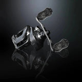 Eine Nahaufnahme eines Gomexus Carbon Forged F22 Knopfes von Gomexus mit dunklem Carbon-Finish und Edelstahlkugellager, dargestellt auf einer reflektierenden schwarzen Oberfläche vor einem schwarz-grauen Hintergrund mit Farbverlauf.