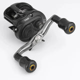 Eine schwarze Baitcasting-Rolle mit zwei großen Griffen, ausgestattet mit dem Gomexus Carbon Forged F24 Knob und silbernen Akzenten, verfügt über eine 7,3-Übersetzungsmarkierung und ein ergonomisches Design von Gomexus, alles vor einem schlichten weißen Hintergrund.