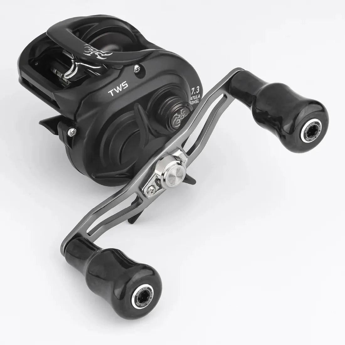 Eine schwarze Gomexus Carbon Forged F24 Knob Baitcastingrolle mit Doppelgriff, ergonomischem Design und der Kennzeichnung TWS und 7.3 ist vor einem schlichten weißen Hintergrund abgebildet.