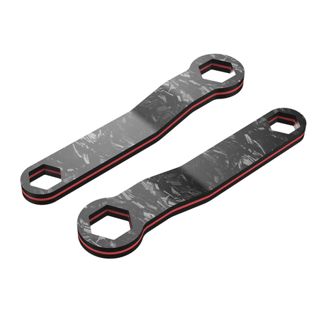 Zwei flache Gomexus Carbon Trust Wrenches | Lock Nut Schlüssel mit Sechskantenden sind auf weißem Hintergrund abgebildet. Die Schlüssel zeichnen sich durch ein mehrschichtiges Design in Schwarz, Grau und Rot aus und betonen ihre hochwertige geschmiedete Carbonkonstruktion.
