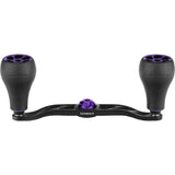Der Gomexus Crank 120 mm Griff mit 30 mm TPE-Knöpfen (7 x 4 mm), in Schwarz mit kräftigen violetten Akzenten und zwei großen strukturierten Knöpfen, wird von Gomexus vor einem weißen Hintergrund präsentiert.