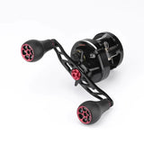 Auf weißem Hintergrund ist eine schwarze Baitcaster-Rolle mit roten Akzenten zu sehen, ausgestattet mit einer Gomexus Crank 120mm Handle mit 30 mm TPE-Knöpfen (7x4mm) von Gomexus, die den Kurbelmechanismus hervorheben.