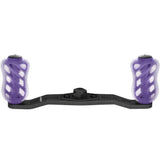 Die Gomexus Crank 95 mm | 85 mm Carbon-Handle verfügt über zwei 20 mm Finesse Touch-Knöpfe und einen zentralen Befestigungspunkt und bietet ein leichtes schwarzes Design mit strukturierten violetten Griffen für eine einfache Rollenbefestigung.