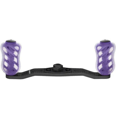 Die Gomexus Crank 95 mm | 85 mm Carbon-Handle verfügt über zwei 20 mm Finesse Touch-Knöpfe und einen zentralen Befestigungspunkt und bietet ein leichtes schwarzes Design mit strukturierten violetten Griffen für eine einfache Rollenbefestigung.