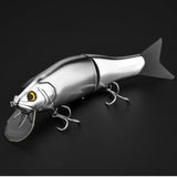 Der Gomexus Cyberbait 240 von Gomexus ist ein realistischer, gegliederter silberner Swimbait mit einem großen gelben Auge, zwei Drillingshaken, einem durchscheinenden Schwanz und einer klaren Tauchschaufel – CNC-gefräste Präzision – auf einem schlichten schwarzen Hintergrund.