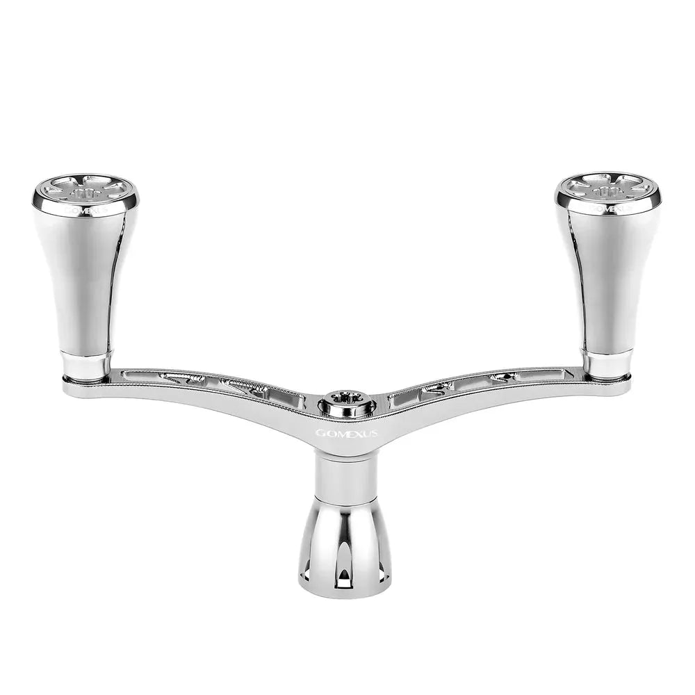 Der Gomexus Double Handle 98 mm mit T20-Knöpfen ist ein silberner Angelrollenknopf mit zwei Griffen aus 7075-Aluminiumlegierung mit ergonomischen Griffen und polierter Oberfläche – perfekt für Daiwa-Angelrollen.