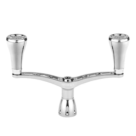 Der Gomexus Double Handle 98 mm mit T20-Knöpfen ist ein silberner Angelrollenknopf mit zwei Griffen aus 7075-Aluminiumlegierung mit ergonomischen Griffen und polierter Oberfläche – perfekt für Daiwa-Angelrollen.
