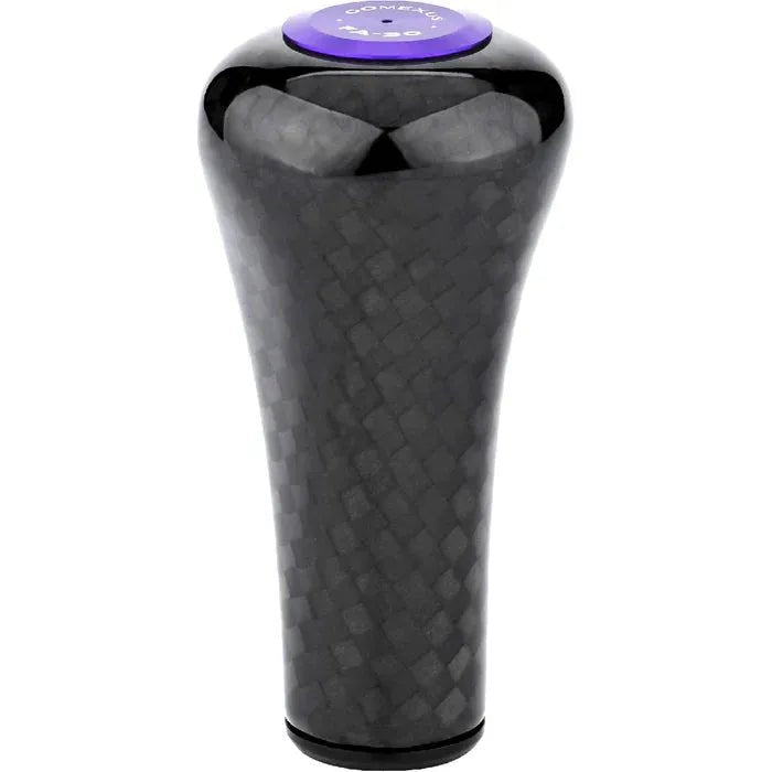 Der Gomexus FA30 Carbon Knob von Gomexus besticht durch sein schwarzes, strukturiertes Toray-Carbonfaser-Design mit einer violetten, runden Oberseite mit weißem Text. Seine glatte, konische Form verleiht Ihrer Angelrolle Stil und Haltbarkeit.