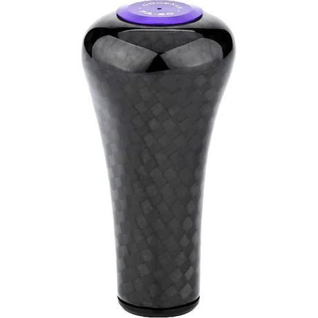 Der Gomexus FA30 Carbon Knob von Gomexus besticht durch sein schwarzes, strukturiertes Toray-Carbonfaser-Design mit einer violetten, runden Oberseite mit weißem Text. Seine glatte, konische Form verleiht Ihrer Angelrolle Stil und Haltbarkeit.