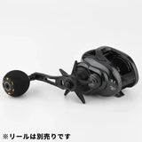 Ein schwarzer Gomexus Forged Carbon Handle 65–75 mm mit EVA Power Knob ist an einer Baitcasting-Rolle mit der Aufschrift „7.1“ und „T3A-LA 80PA“ sowie japanischem Text an der Unterseite befestigt.