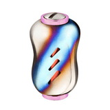 Der Gomexus Galaxy 22mm Titanium Knob Flame zeichnet sich durch ein kleines, kapselförmiges Metalldesign mit einem irisierenden Blau-, Gold- und Rotverlauf, rosa Akzenten, drei diagonalen Schlitzen und einem subtilen Flammenmuster aus, das von Galaxy Titanium Knobs inspiriert ist.