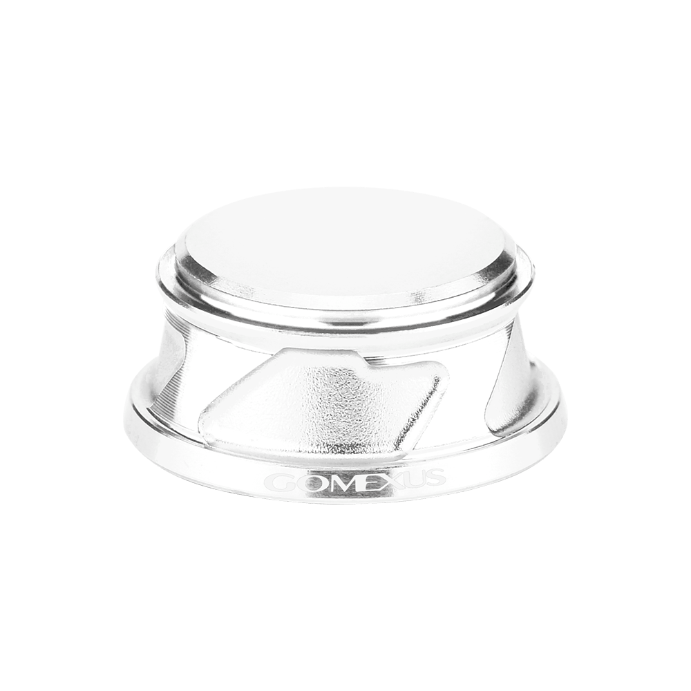 Die für Daiwa und Shimano entwickelte Gomexus-Griffschraubkappe verfügt über einen silbernen Metallknopf mit gerillter Struktur und eingraviertem GOMEXUS-Branding, geeignet für Rollengrößen von 2000 bis 5000, abgebildet auf weißem Hintergrund.