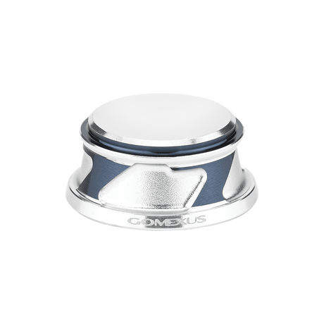 Auf weißem Hintergrund ist eine silber-blaue Gomexus-Griffschraubkappe für Daiwa- und Shimano-Rollen (2000-5000er) mit strukturiertem Griff und eingraviertem GOMEXUS-Logo abgebildet.
