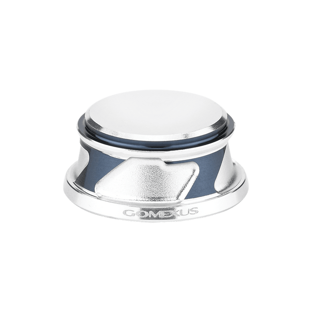 Auf weißem Hintergrund ist eine silber-blaue Gomexus-Griffschraubkappe für Daiwa- und Shimano-Rollen (2000-5000er) mit strukturiertem Griff und eingraviertem GOMEXUS-Logo abgebildet.