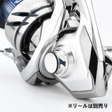 Nahaufnahme eines eleganten, silbermetallischen Angelrollenteils mit der Gomexus-Griffschraubkappe für Daiwa- und Shimano-Rollen (Größen 2000–5000). Japanischer Text in der Ecke weist darauf hin, dass die Rolle separat erhältlich ist. Marke: Gomexus.