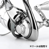 Nahaufnahme der Gomexus Griff-Schraubkappe für Daiwa- und Shimano-Rollen mit glänzendem, metallischem Design und gebogenen Kurbelarm-Kappen aus Aluminium. Japanischer Text unten rechts: ※リールは別売り (Rolle separat erhältlich). Marke: Gomexus.