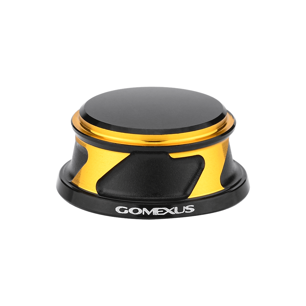 Die Gomexus-Griffschraubkappe für Daiwa und Shimano verfügt über eine runde schwarze Oberseite, metallisch-goldene Akzente und das „Gomexus“-Branding – perfekt für Rollen der Größe 2000–5000 oder als Griffknopfkappe aus Aluminium.