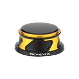 Die Gomexus-Griffschraubkappe für Daiwa und Shimano verfügt über eine runde schwarze Oberseite, metallisch-goldene Akzente und das „Gomexus“-Branding – perfekt für Rollen der Größe 2000–5000 oder als Griffknopfkappe aus Aluminium.