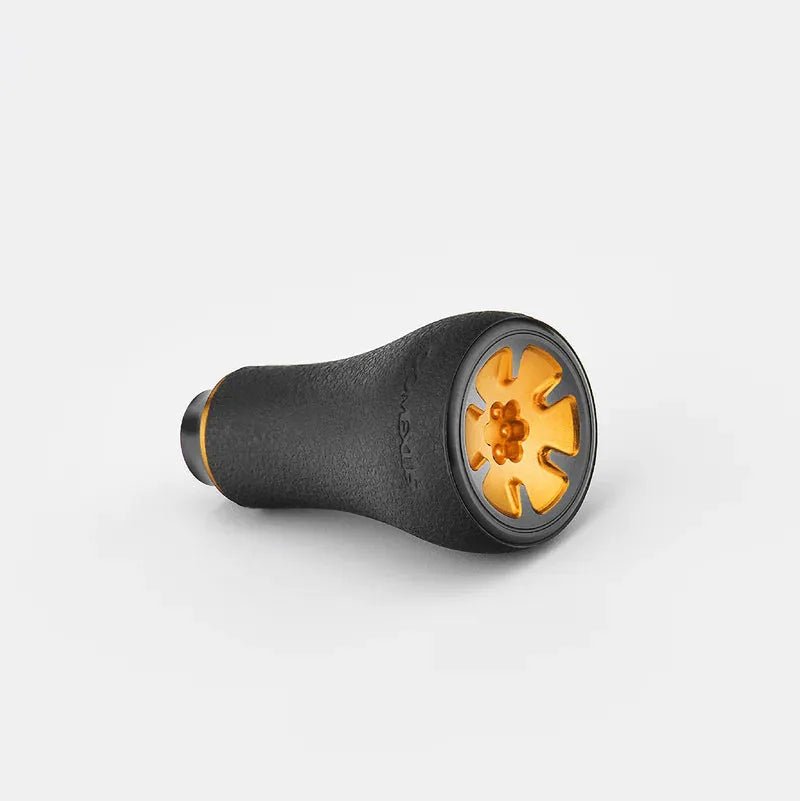 Der Gomexus P20 mm TPE-Knopf von Gomexus ist ein schwarz-orangefarbenes Handwerkzeug mit einem strukturierten TPE-Griff und einem runden Ende mit einer sechsspeichigen, sternförmigen Öffnung, die auf einem schlichten hellgrauen Hintergrund dargestellt ist.