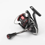 Eine Nahaufnahme einer schwarz-roten Angelrolle mit einem Gomexus P20 mm TPE-Knopf, auf dem die Marke Gomexus vor einem schlichten weißen Hintergrund zu sehen ist.