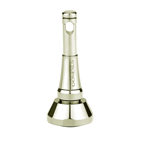 Der Gomexus Reel Stand TR6 ist ein metallischer, kegelförmiger, faltbarer Schutzständer für Stationärrollen mit „Gomexus“-Branding, zylindrischem Oberteil mit Loch und salzwasserbeständigem Design – perfekt für Ihre Angelrolle. Fotografiert auf weißem Hintergrund.