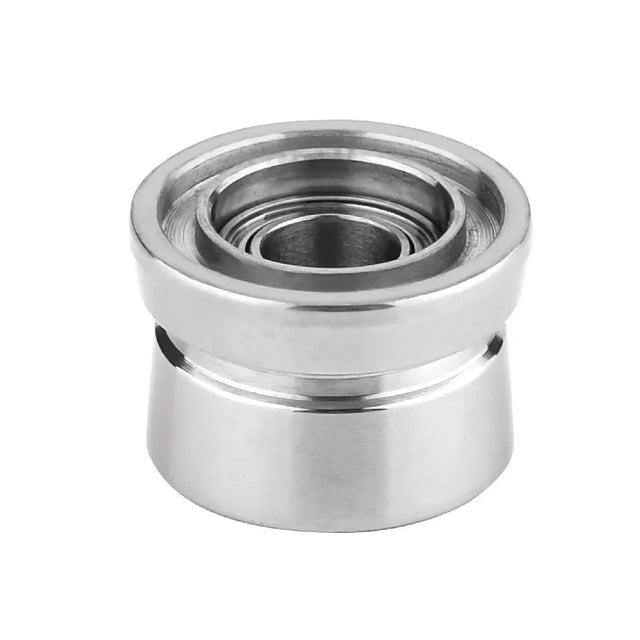 Ein Gomexus Schnurlaufröllchen für Shimano SW Angelrollen, ein zylindrisches Teil aus Edelstahl mit hohler Mitte und geriffeltem Design von Gomexus, ist vor einem weißen Hintergrund abgebildet.