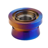 Ein metallisches, mehrfarbiges Gomexus Schnurlaufröllchen für Shimano SW Angelrollen zeigt Blau-, Lila- und Goldtöne mit einer kreisförmigen Rille und glänzender Oberfläche. Das Bauteil ist isoliert auf weißem Hintergrund. Marke: Gomexus.