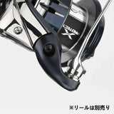 Nahaufnahme eines Gomexus Schnurlaufröllchens für Shimano SW Angelrollen, befestigt an einem Titan-Rollenkörper; Hinweis auf Japanisch: Rolle separat erhältlich. Marke: Gomexus.