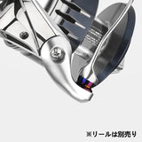 Eine Nahaufnahme des Gomexus Schnurlaufröllchens für Shimano SW-Rollen zeigt sein modernes silber-blaues Design. Ein japanischer Text unten rechts weist darauf hin, dass dieser Gomexus-Griff für Shimano SW-Angelrollen geeignet ist; Rolle separat erhältlich.
