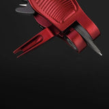 Eine Nahaufnahme des roten Gomexus SharkBite Schnurknipser Combo mit strukturiertem Griff, bestehend aus Schlitzschraubendreher, Flaschenöffner und Schlitzwerkzeug aus Edelstahlklingen, alle teilweise aufgeklappt vor einem schlichten schwarzen Hintergrund.