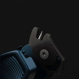 Nahaufnahme des Gomexus SharkBite Schnurknipser Combo von Gomexus, der sein metallisches Knotentool mit Edelstahlklingen, Sechskantschraube und spitzer Spitze an einem blau strukturierten Griff vor einem schwarzen Hintergrund zeigt.