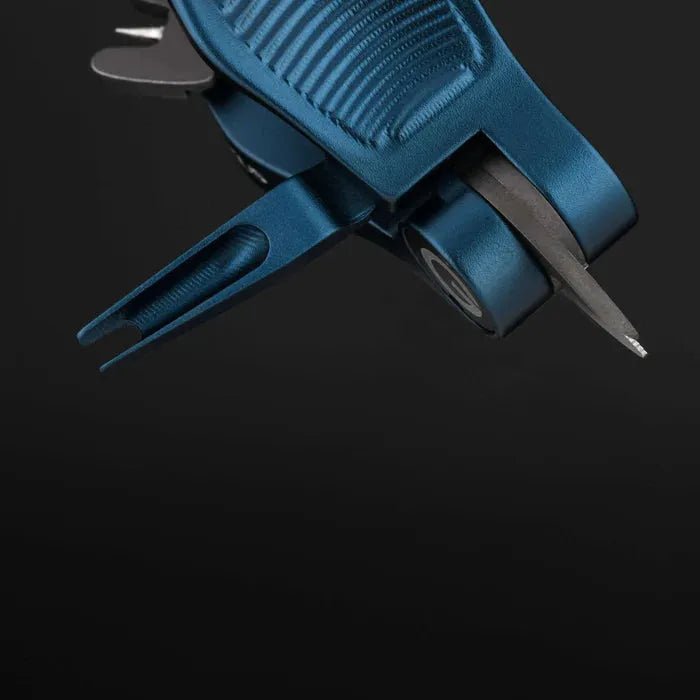 Eine Nahaufnahme des Gomexus SharkBite Schnurknipser Combo von Gomexus mit Edelstahlklingen, einem Schlitzschraubendreher und zwei weiteren ausklappbaren Werkzeugen vor einem schwarzen Hintergrund.