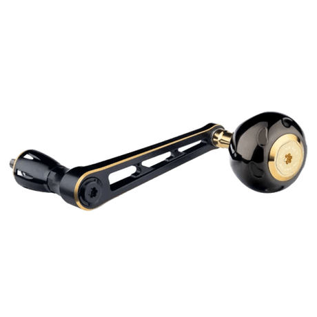 Ein Gomexus Spinning Power Handle 90 mm mit 45 mm oder 50 mm Titan-Knopf für Daiwa, in Schwarz und Gold, mit abgerundetem Griff und CNC-gefrästem Aluminium-Ausschnittarm, auf weißem Hintergrund.